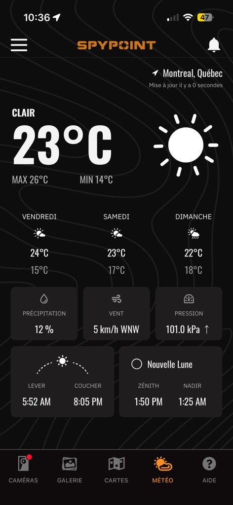 Blog-FR-384_Image-2-SPYPOINT-App-Weather-and-Moon-Phase Écran météo de l’application SPYPOINT affichant la température, les prévisions, le vent, la pression, les heures de lever et de coucher du soleil ainsi que la phase de la lune pour les chasseurs.