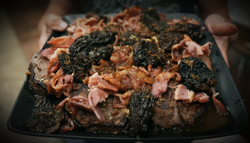 Savourez Votre Chasse : Steak de venaison grillé avec sauce balsamique aux morilles